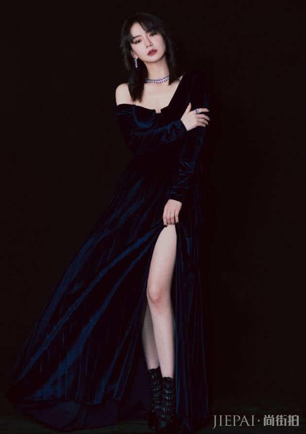 戚薇“圣诞装”和圣诞树有得比