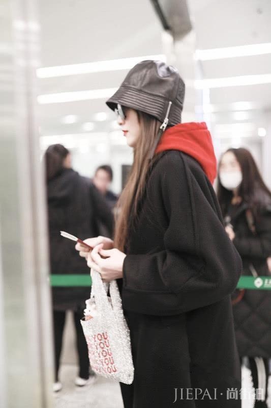 唐嫣红黑两色风衣配出高级感,适合过节穿!