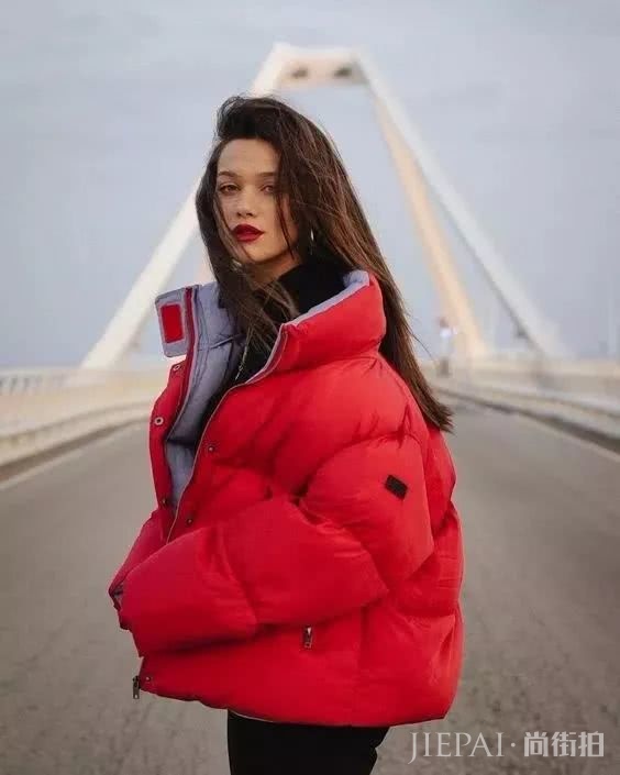 羽绒服搭配阔腿裤 今年冬季最时尚保暖的CP