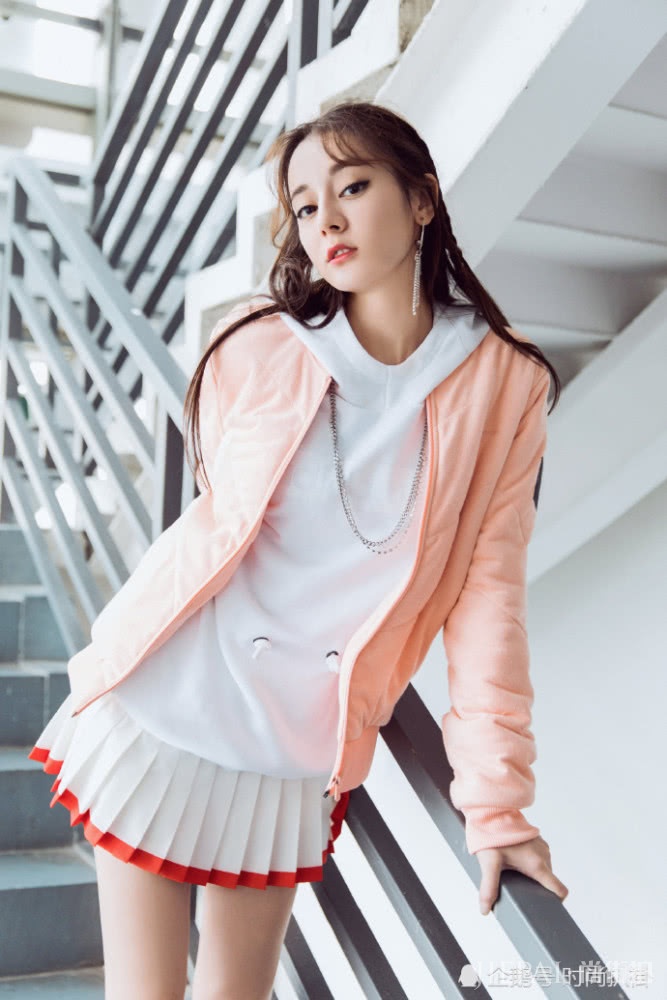 热巴和娜扎的冬日穿搭，一个比一个穿的少，圈粉无数