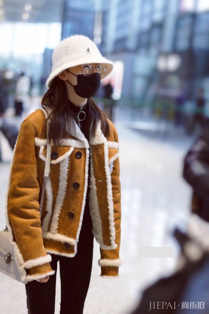 吴谨言小羊羔夹克搭配渔夫帽,少女感十足