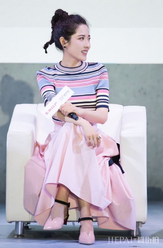 曾黎一双“芭比鞋”透露少女心,谁还不是个精致女孩!