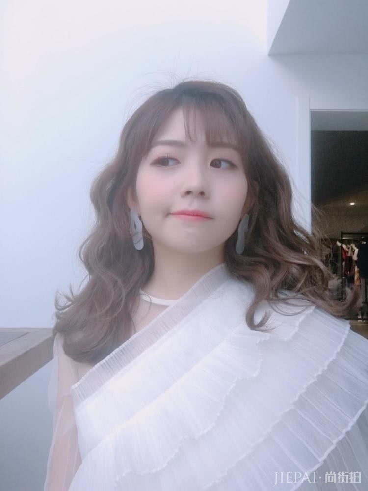 赖美云扎双马尾辫,穿紫色衣服美丽又可爱!