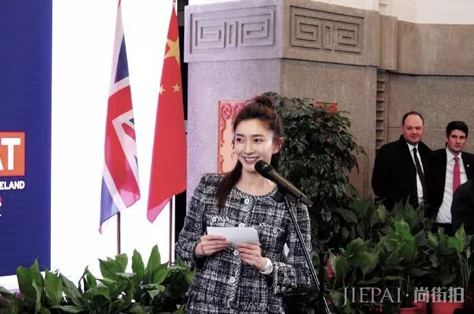 江疏影最新街拍教你做时髦“上班女郎”