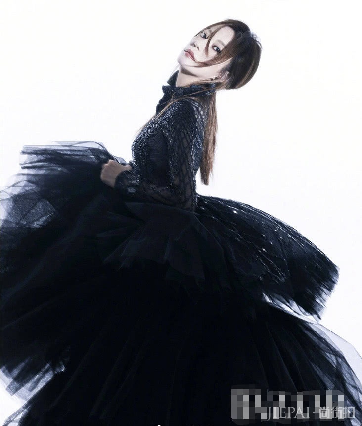 赵薇化身暗黑天鹅怒上烟熏妆表明态度