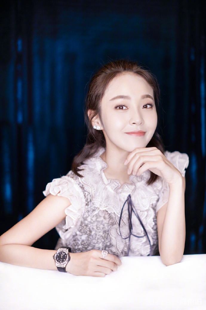 张佳宁笑容式美人“杀手”!透视纱网+拖地长裙,这才叫仙女