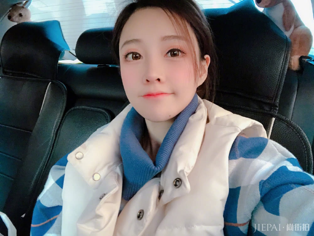 1米55冯提莫穿连衣裙，满满孩子气，被路人误认为是位“童星”