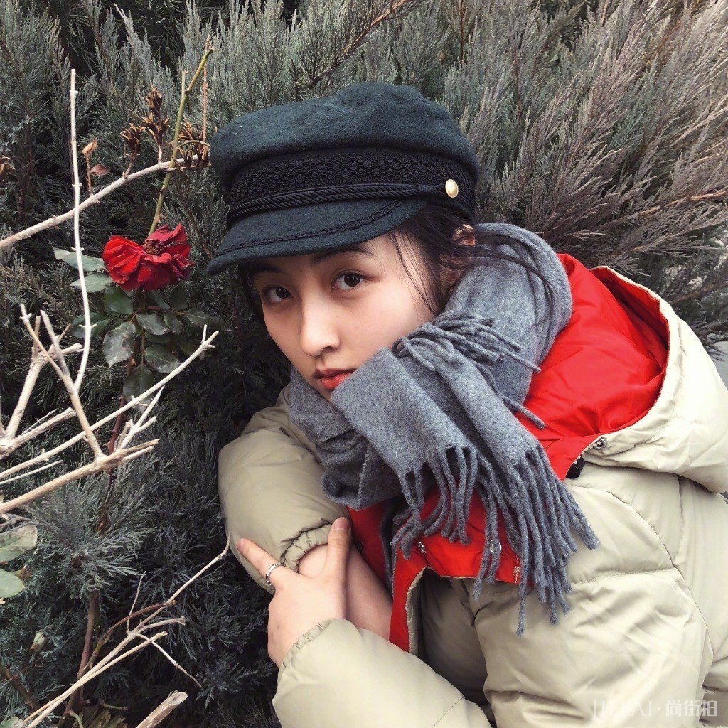张子枫接地气羽绒造型,还挺不错的