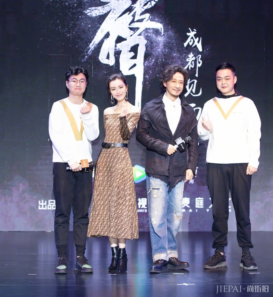 文咏珊宣传新剧《风声》,穿露肩连衣裙搭配知性优雅