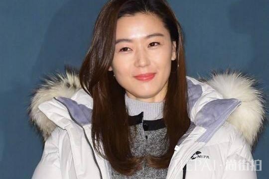 全智贤棉服配拖地连体裤超显腿短,一般人真无法驾驭