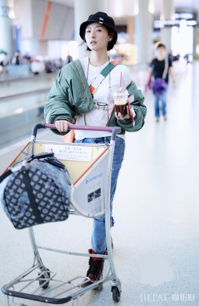 万茜穿牛仔裤就该搭配“猪血靴”,美如少女还贼帅气