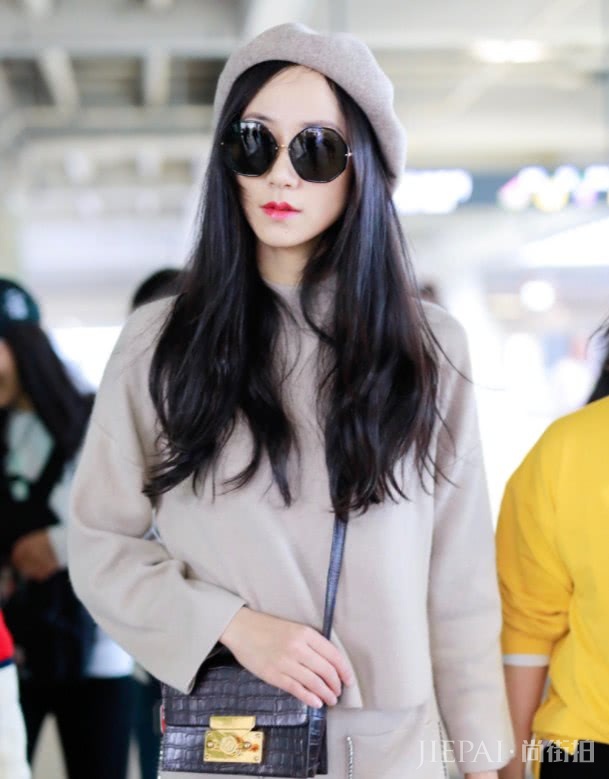 韩雪一袭裙装亮相机场!