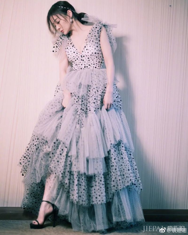 袁姗姗来“踢馆”！百变时髦的她难道不是稳赢？