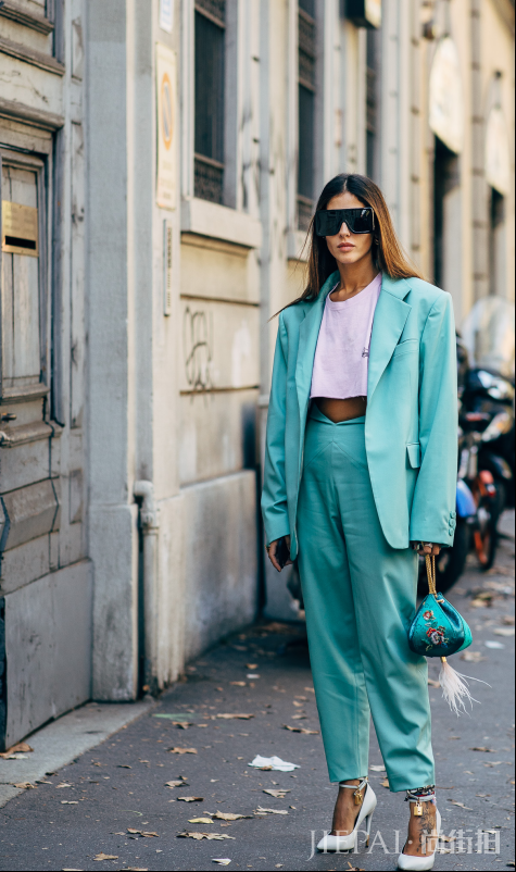 欧美街头潮人示范 中短款外套+裤子打造甜美淑媛风