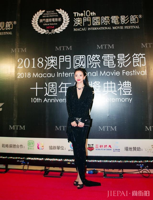 章子怡一袭亮片裙高调走红毯,发型选对美太多!未修图比精修图美