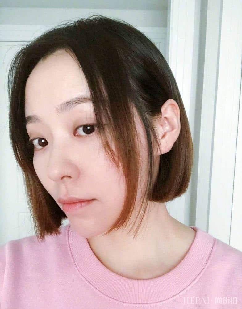 张靓颖新发型真减龄,短发扎成半马尾,穿碎花裙秒变少女