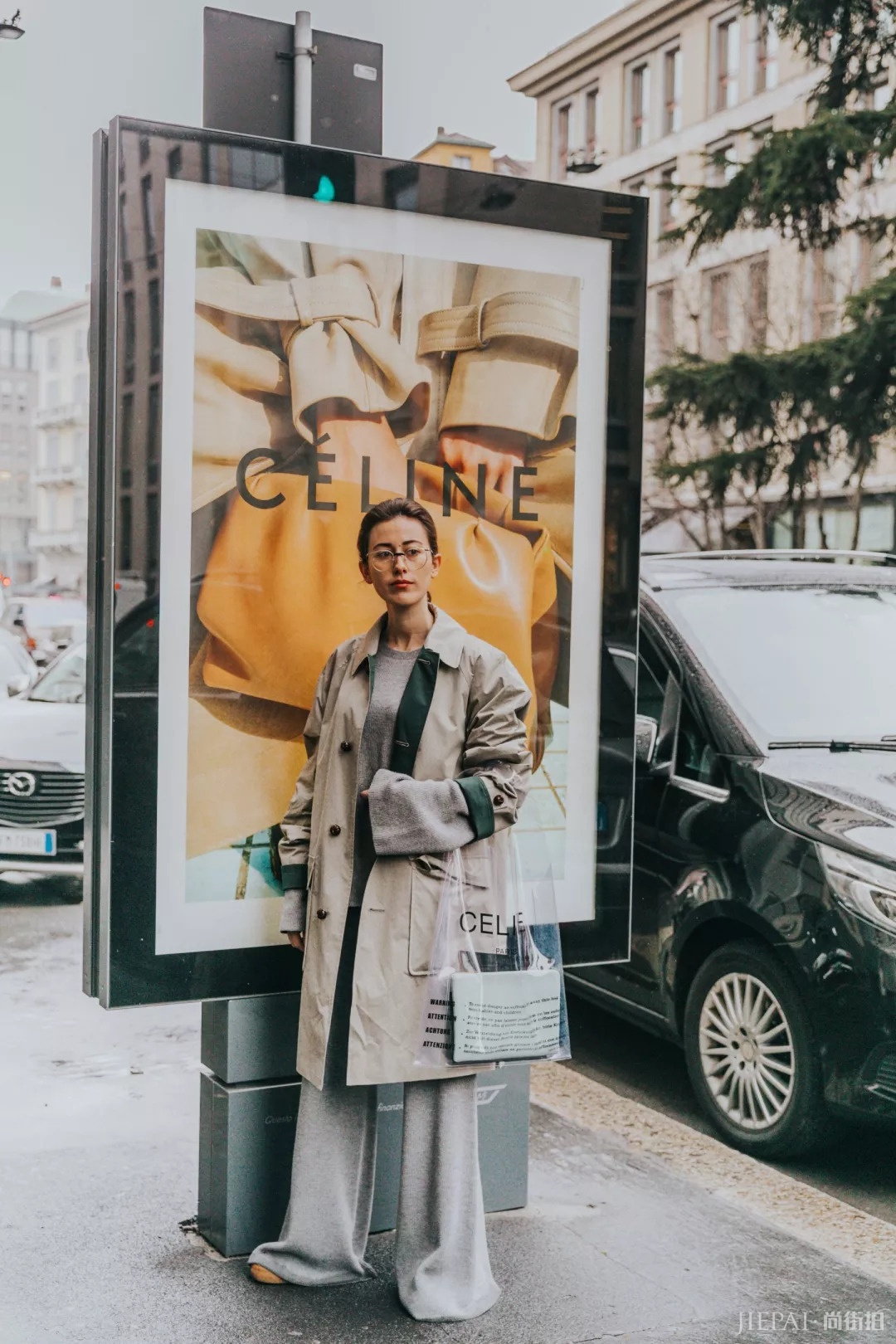 风衣+运动鞋，2018秋季最时髦混搭搭配套路！