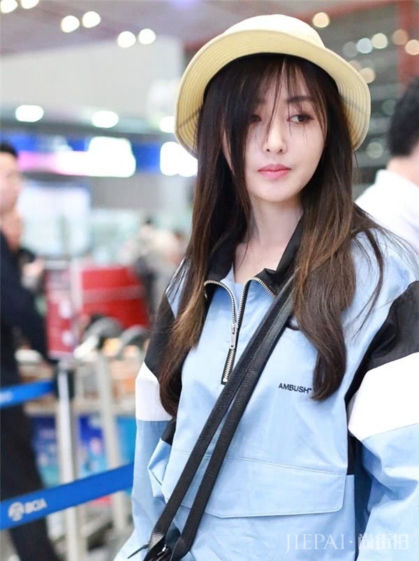 张天爱又换新发型,黑长直发剪眉上刘海,美得差点认不出