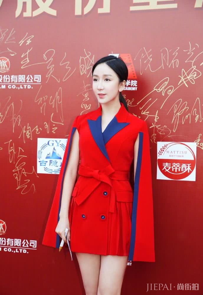 娄艺潇西装裙大秀美腿,灵感来自“渔网”?