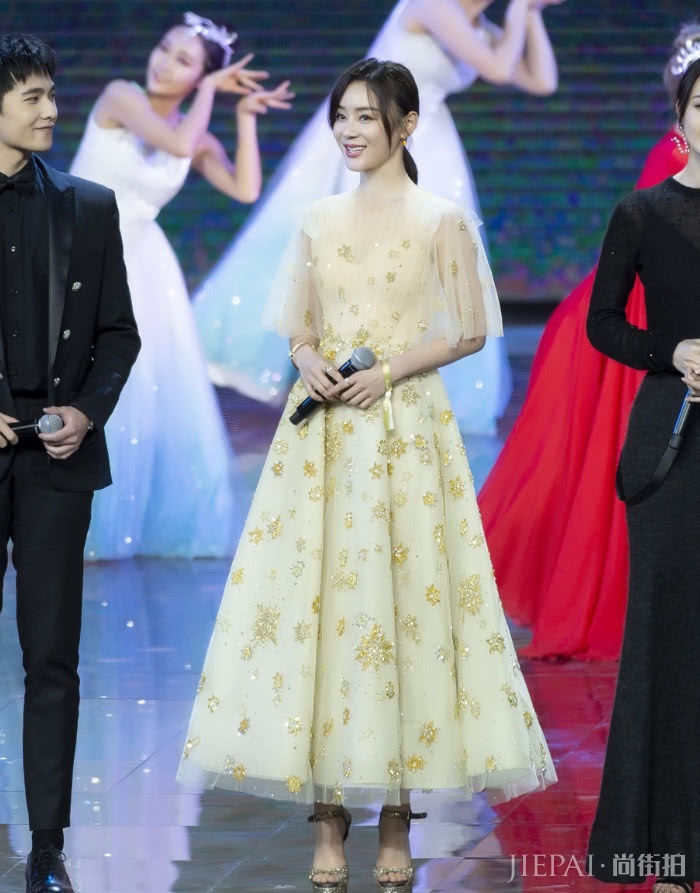 袁姗姗的“黄豆裙”才最别致,显白百分百!