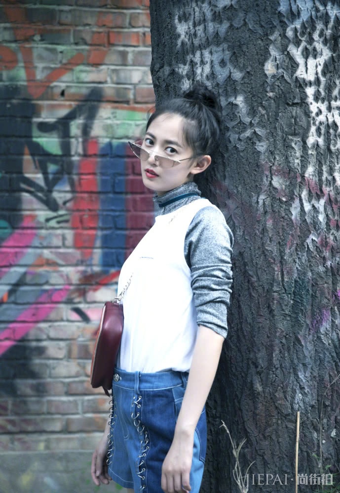 陈钰琪穿宽松羽绒服内搭外套,时尚又不显臃肿