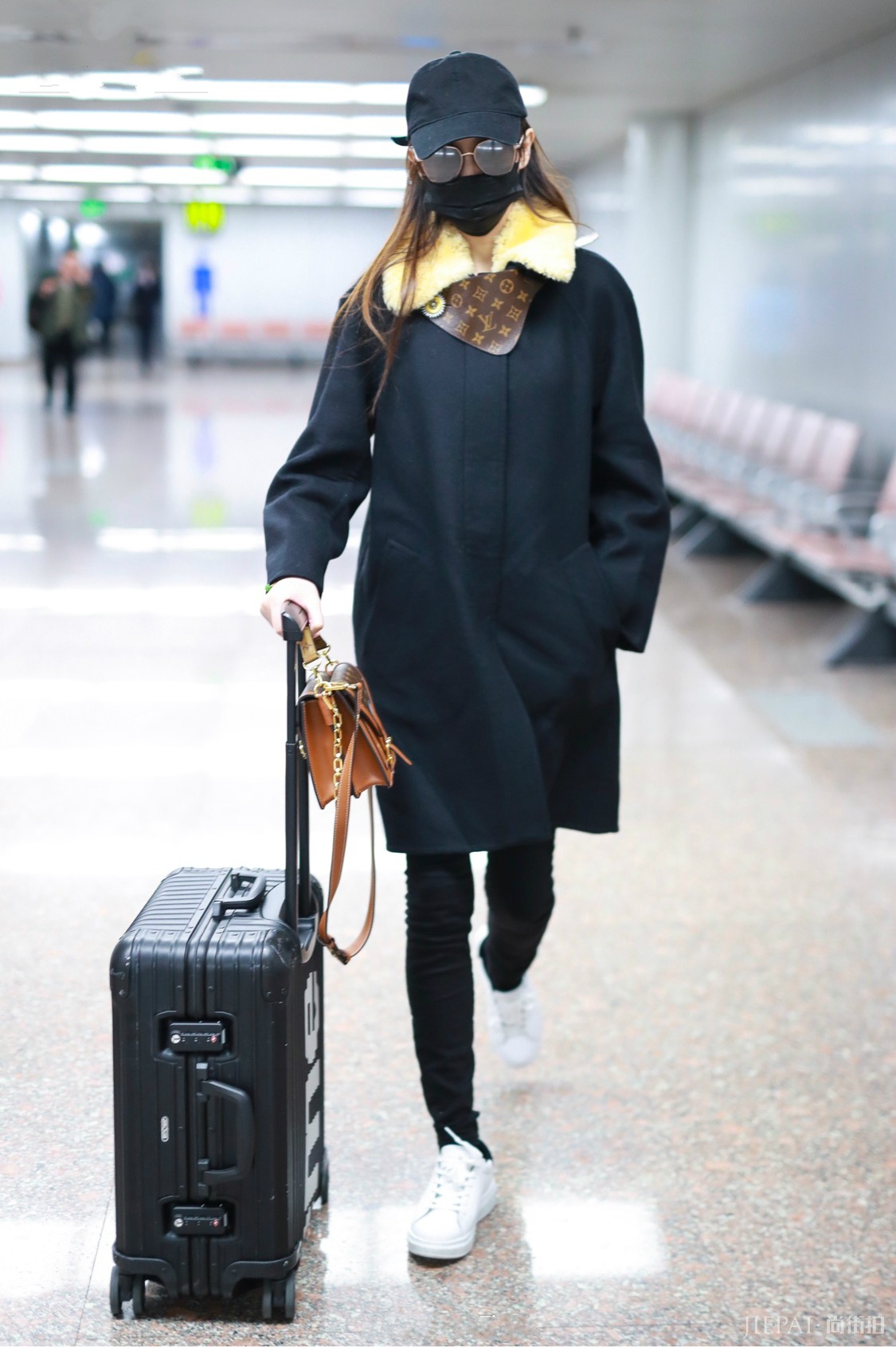 唐嫣机场秀画风大变,3万8的大衣露出LV标签