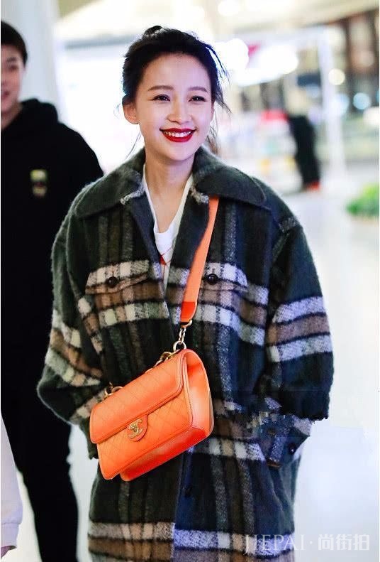 辣妈孙怡机场笑容灿烂,筷子腿精是你吗?