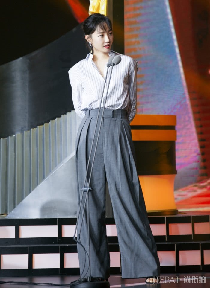 白百何为了塑身形拼了，竟在里面穿铁网衣？难怪看着这么僵硬