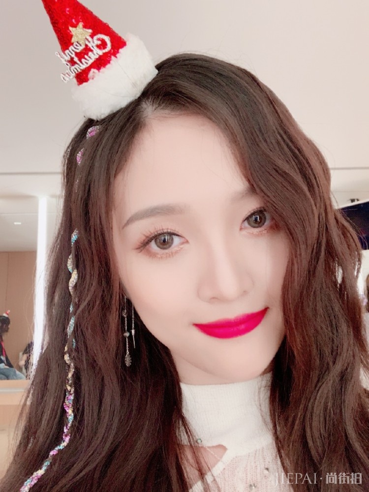 吴宣仪化浓妆太惊艳,口红性感爆棚!