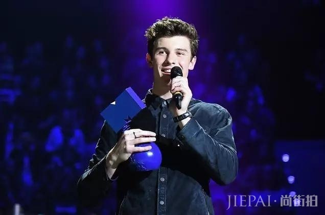 全球最炙手可热男歌手，16岁就成开挂少年，还跟海狸传绯闻？