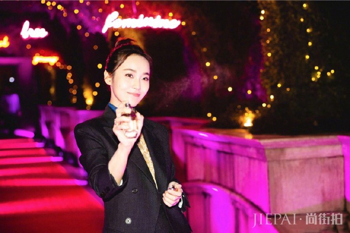 张佳宁笑容式美人“杀手”!透视纱网+拖地长裙,这才叫仙女