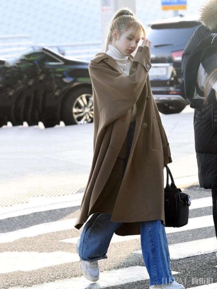 韩国女团Lisa穿垮肩大衣，Jennie露脚跟