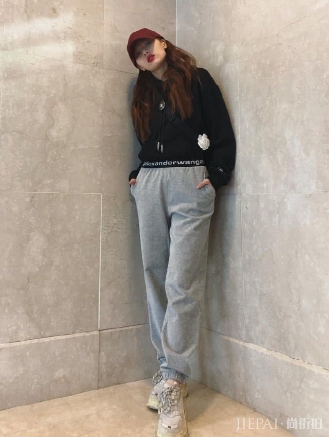 韩国知名歌手金泫雅,腰间别朵小白花,充满了Swag!