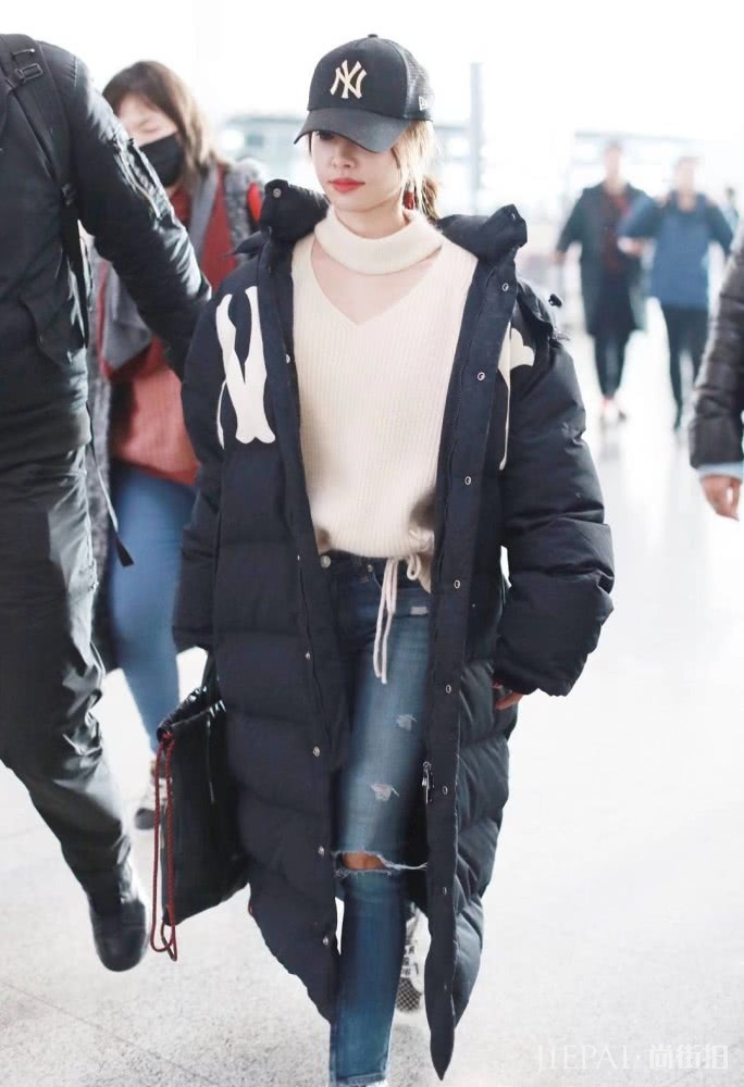 蔡依林两次撞衫李宇春,这回挑战长款羽绒服,小个子的她能赢吗?