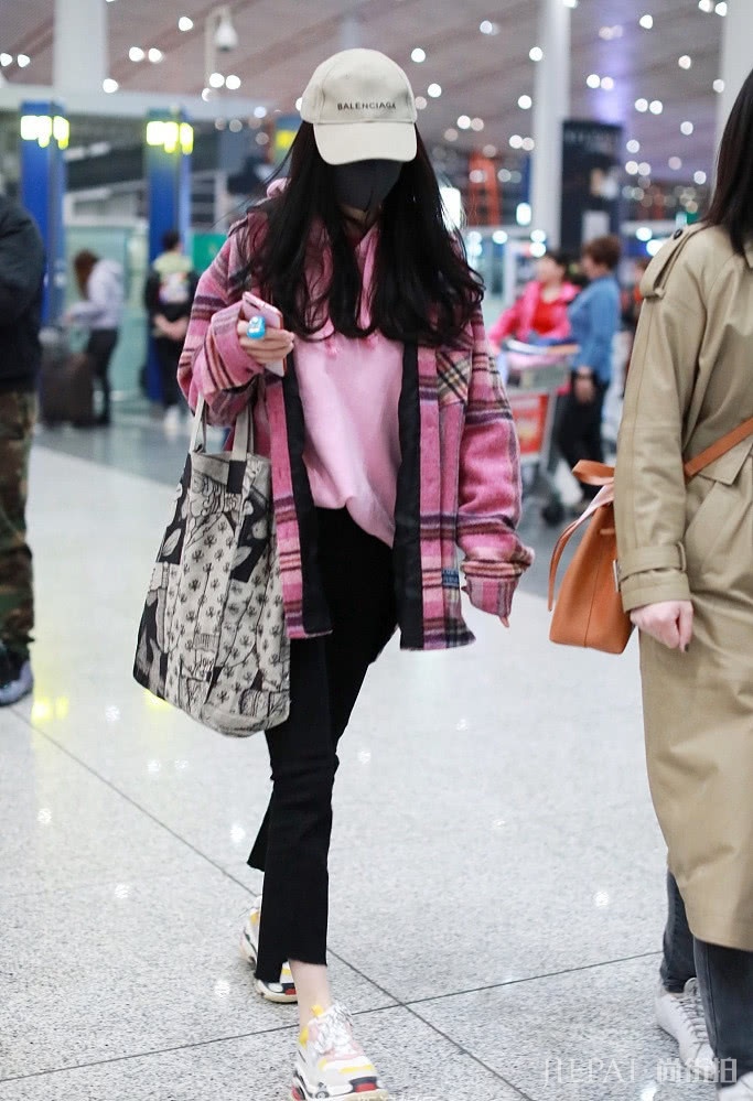 蒋梦婕机场街拍撞衫杨幂,穿同一款粉色格纹外套,美得像少女