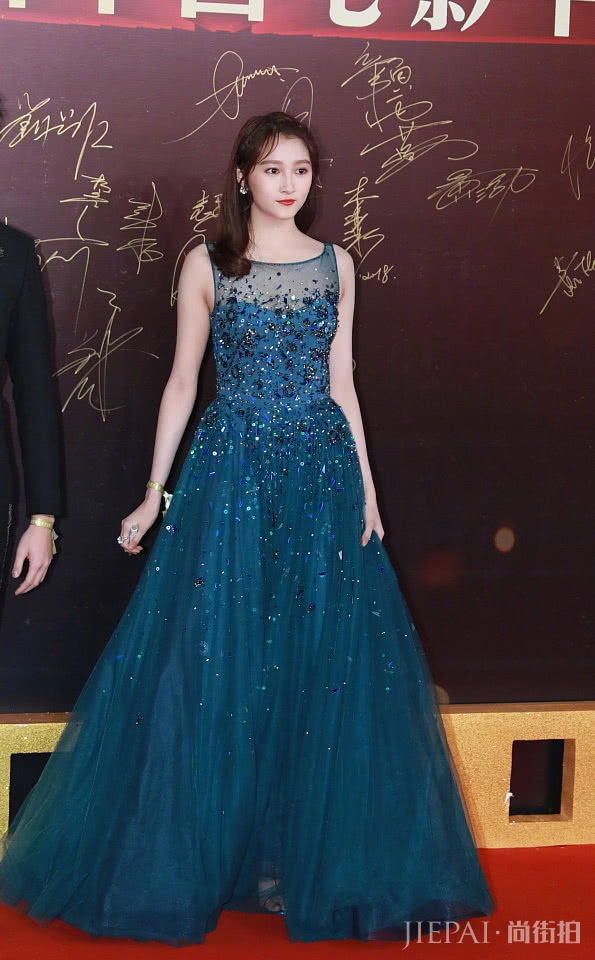 关晓彤穿孔雀蓝纱裙少女仙气飘飘,终于穿对了