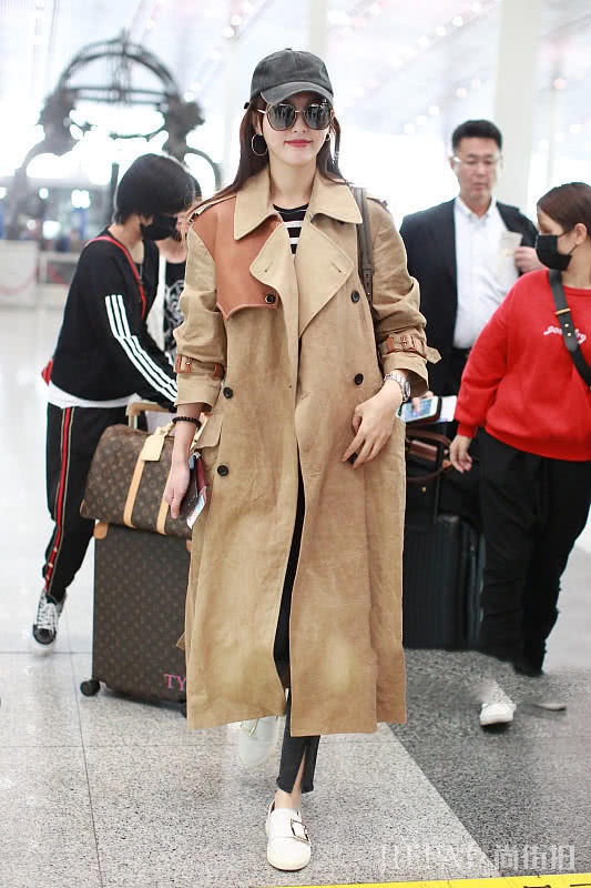 超模何穗过膝靴＋红色麂皮大衣太惹眼了！