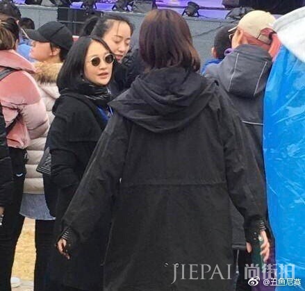 窦靖童周迅一起拍照，网友：一个发型师做的头发