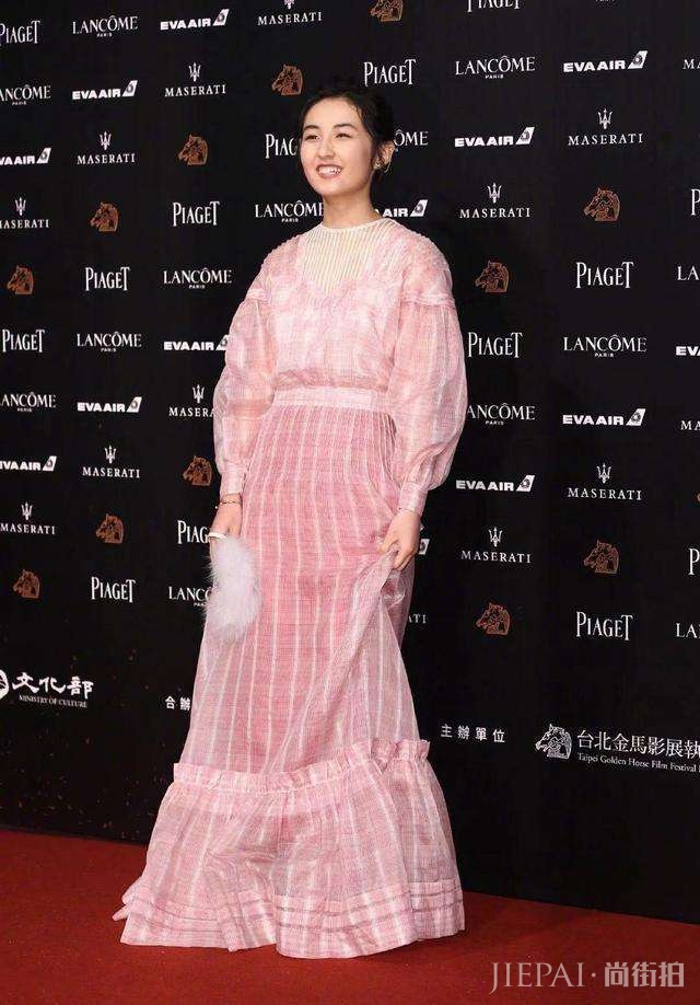张子枫粉色蓬蓬裙可爱又清纯，17岁衣品艳压众女星！