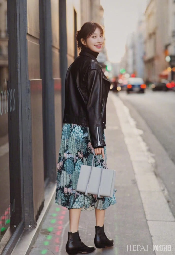 张俪剪短发搭配连衣裙气场开挂,重新美回20岁