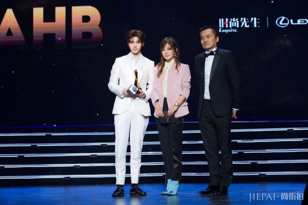 赵薇穿丝绒套装亮相,知性优雅