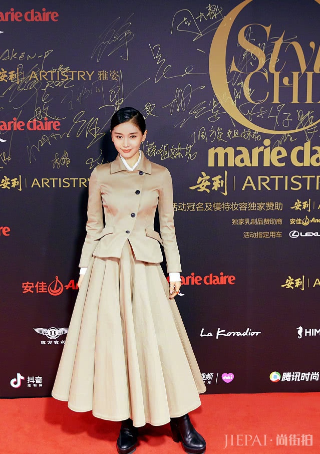 王子文穿着纯色的上衣现身，很是美丽！