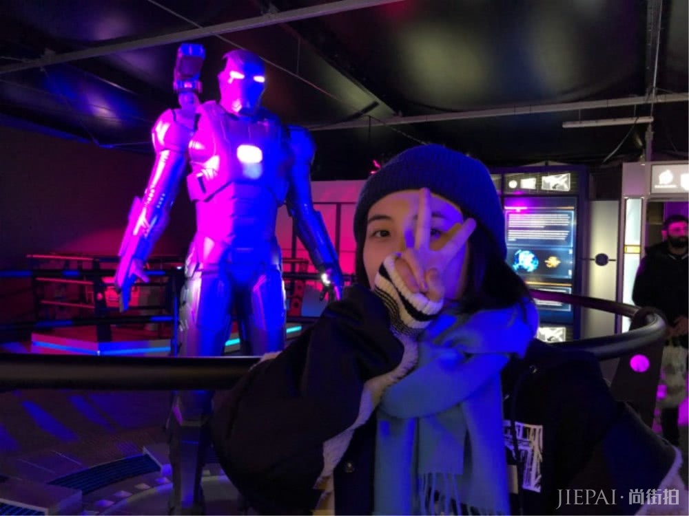 张子枫生活照曝光,摇身一变灵动鬼马的漫威女孩,太会穿衣了