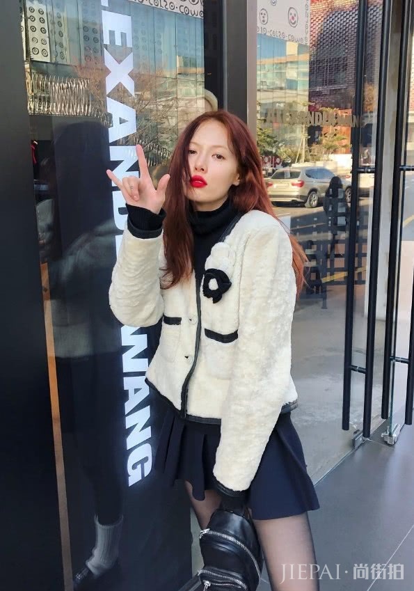 金泫雅穿了2双袜子,白色长袜穿在黑丝外面,结果却是意外的好看