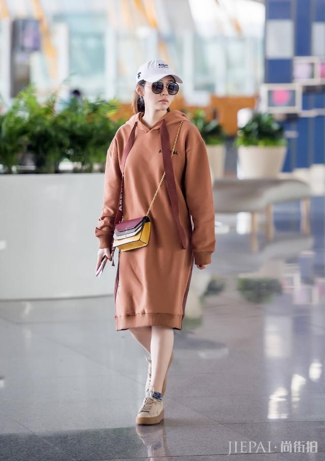 张靓颖机场又穿大羽绒服瘦腿裤,只是换个发型最少年轻10岁!