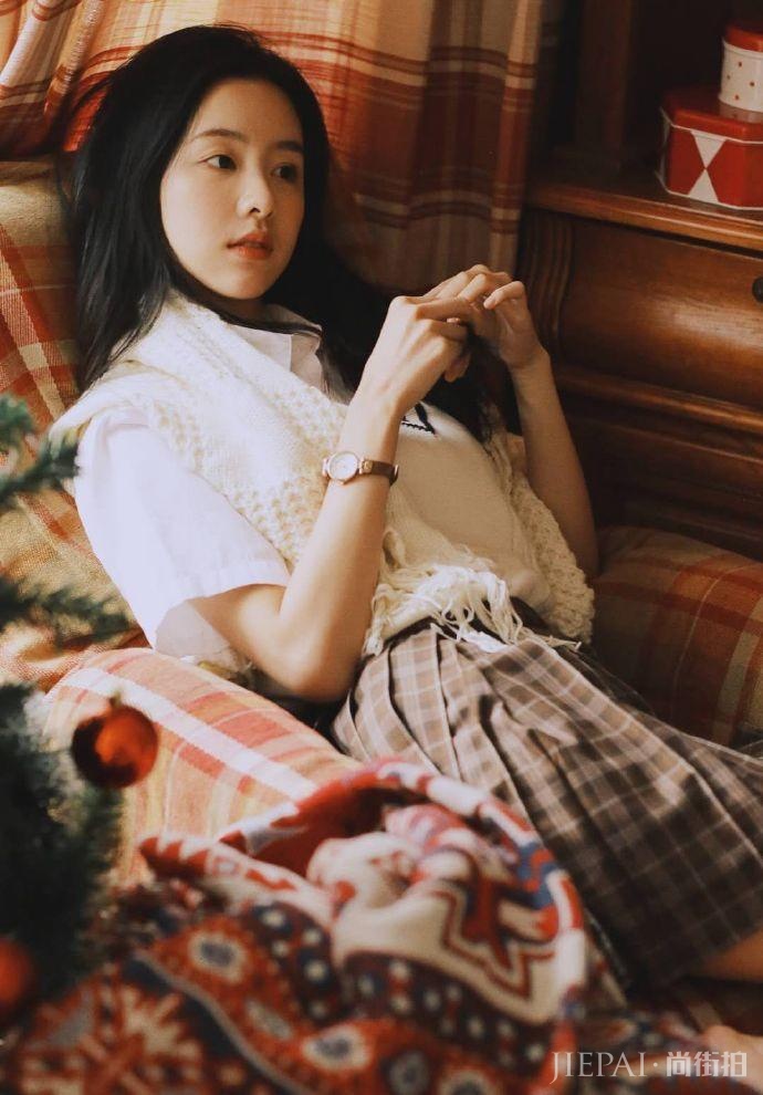 陈都灵衬衫百褶裙穿成高中生,微微一笑更呆萌