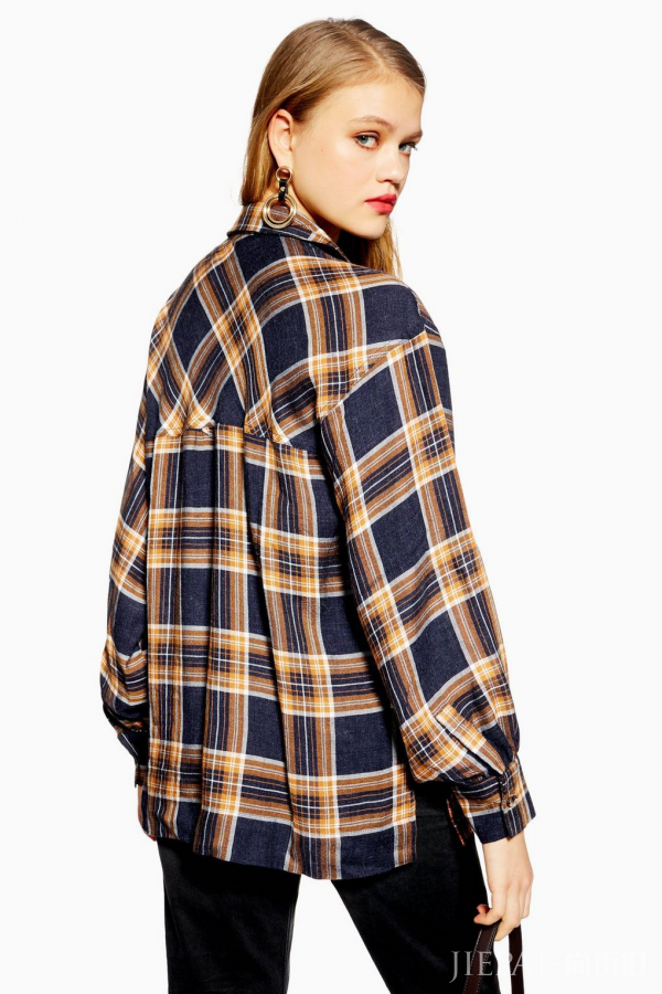 英伦风情格子衬衫怎么搭配