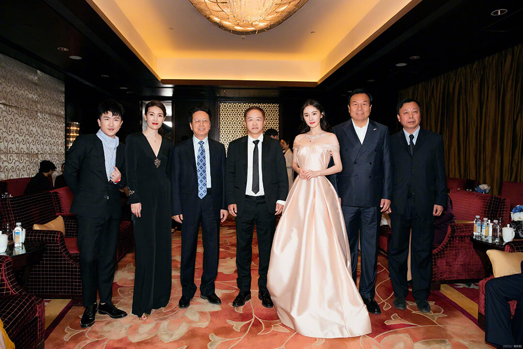 杨幂粉色裙扮嫩却性感撩人,一般人穿不出这美感