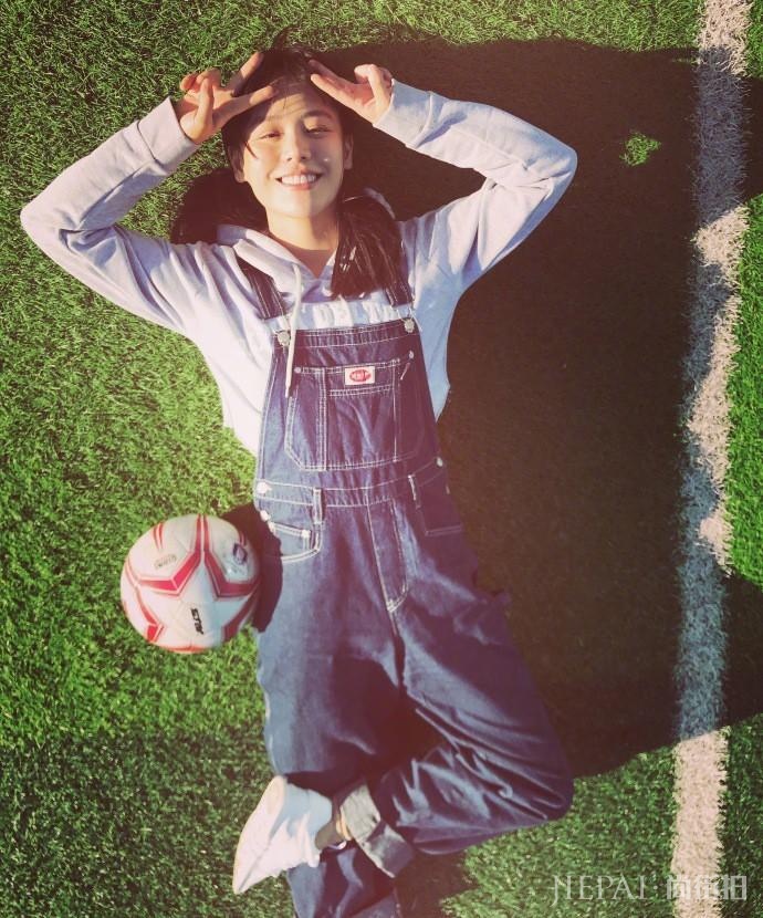 马思纯剪短发身穿大衣配草绿色围巾,超超超级减龄!