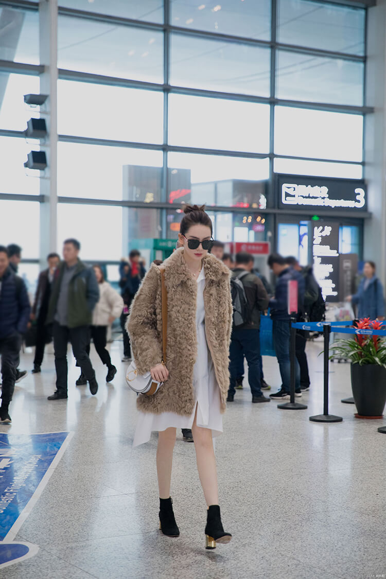 戚薇穿白色短裙露腿，网友忍不住“送”秋裤！